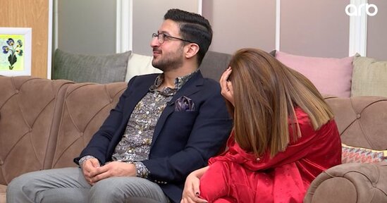 Aparıcı efirdə evli müğənniyə eşq elan etdi – VİDEO