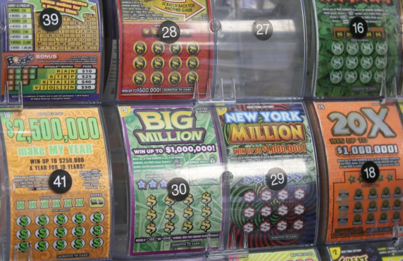 ABŞ-də qadın istəmədiyi lotereya biletini aldı, külli miqdarda pul qazandı