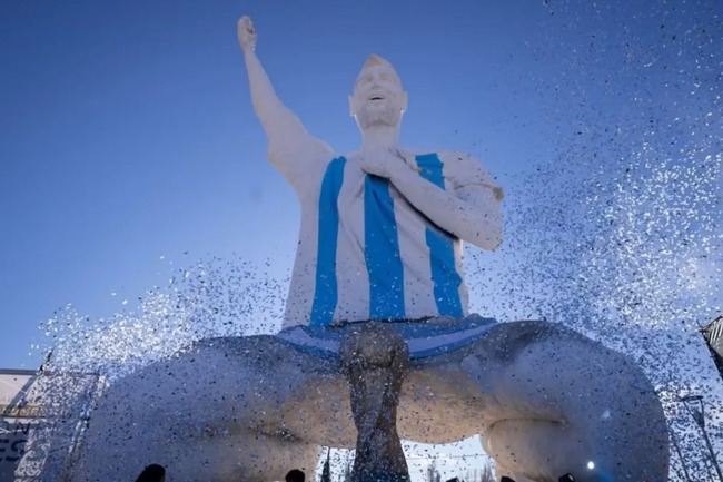 Argentinada Messinin 26 metrlik heykəlinin açılışı olub