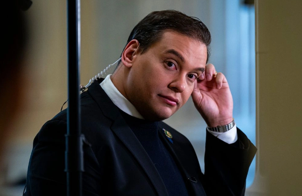 Tramp keçmiş konqresmeni həbsdən azad etdi