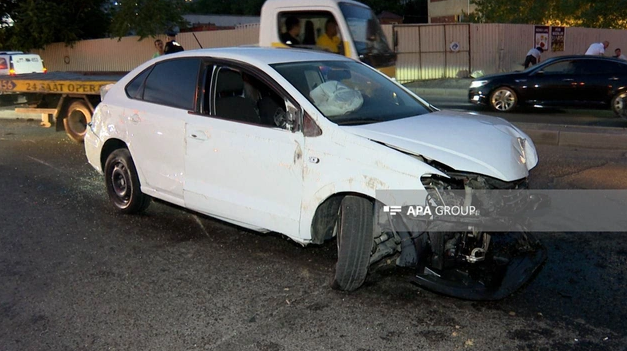 Bakıda avtomobil işıq dirəyinə dəyərək aşıb: Xəsarət alan var