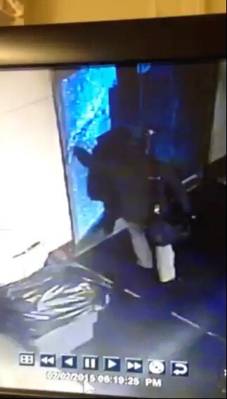 Başına şüşə qapı düşən qadın aldığı təzminatla milyoner oldu - FOTO+VİDEO