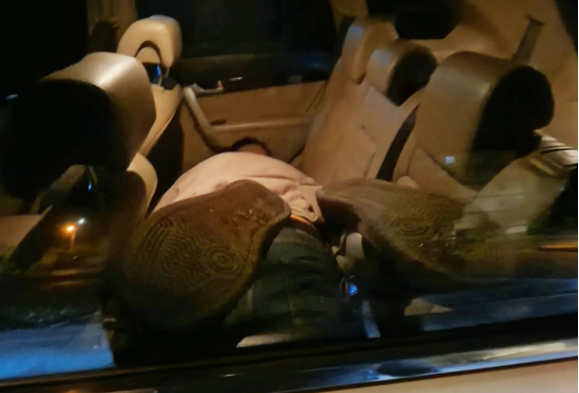 Maşında hərəkətsiz kişini görənlər polisə xəbər verdi, səbəb görün nə çıxdı - VİDEO