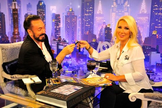 Adnan Oktar məhkəməsində 3 məşhur müğənninin adı hallanır