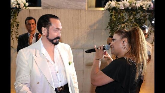 Adnan Oktar məhkəməsində 3 məşhur müğənninin adı hallanır