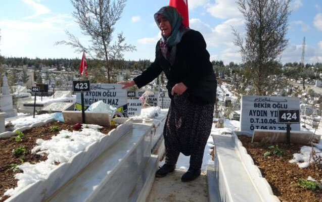 Zəlzələdə oğlunu, gəlinini və nəvələrini itirən qadın - Qəbiristanlıqdan çıxmır