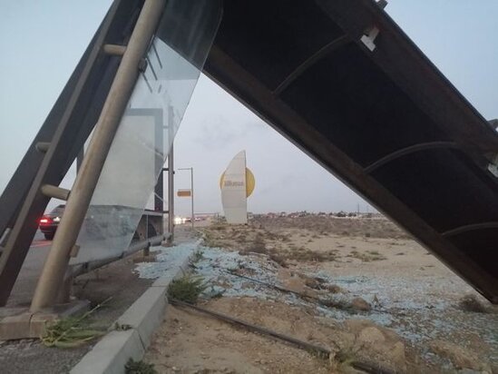 Bakıda güclü külək dayanacağı aşırıb - FOTO