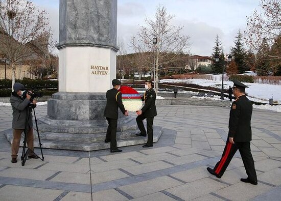 Zakir Həsənov Ankarada ulu öndərin abidəsini ziyarət edib - FOTO