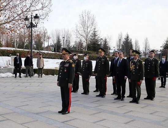Zakir Həsənov Ankarada ulu öndərin abidəsini ziyarət edib - FOTO