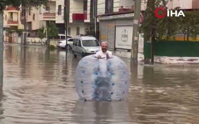 Seldə hərəkət etmək üçün bu üsula əl atdı - Video
