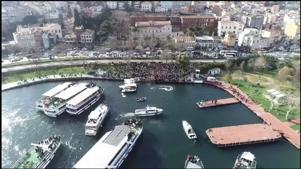 İstanbulda dini mərasim keçirildi: Çox sayda insan dənizə atıldı - FOTO/VİDEO