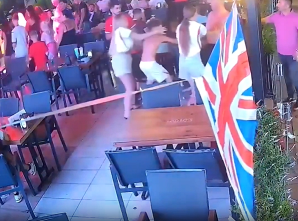 İngilis turist küçənin ortasında ailəsinə hücum etdi - VİDEO