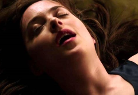 Seks səhnələri ilə məşhurlaşan aktrisa sevgilisi ilə BELƏ GÖRÜNTÜLƏNDİ - FOTO