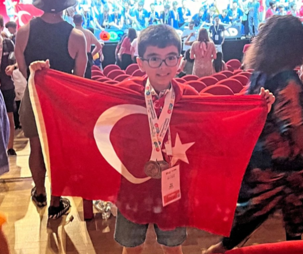 10 yaşlı Ali Koç beynəlxalq olimpiadada iki qızıl medal qazandı - VİDEO