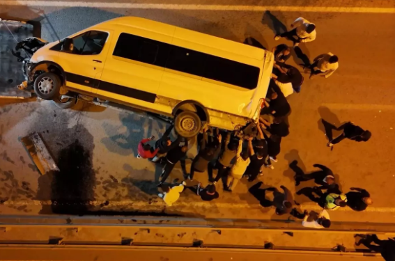 Alkoqollu gənc şəhəri bir-birinə qatdı: Rəhbərini döyüb pulunu və avtomobilini ələ keçirdi - VİDEO