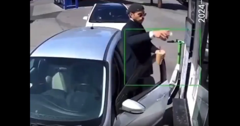 Yolkənarı kafedə içkini bəyənməyən sürücü qadın işçiyə hücum etdi, qadın görün necə cavab verdi - VİDEO