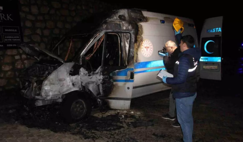 Təcili tibbi yardım maşını alov-alov yandı, sürücü xəstəni görün necə xilas etdi - VİDEO