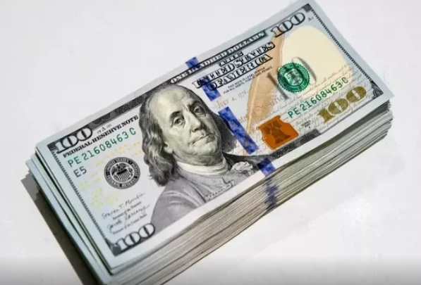 Anasının 40 min dollarını pəncərədən atdı