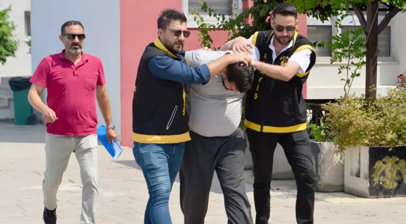 Anasını iş yerində öldürən oğulun məhkəməsi başlayıb