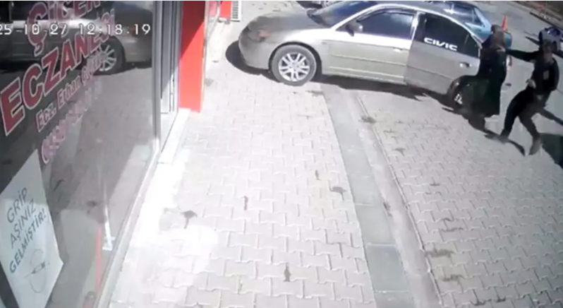 Park halında olan avtomobil əl əyləci çəkilmədiyi üçün aptekə girdi