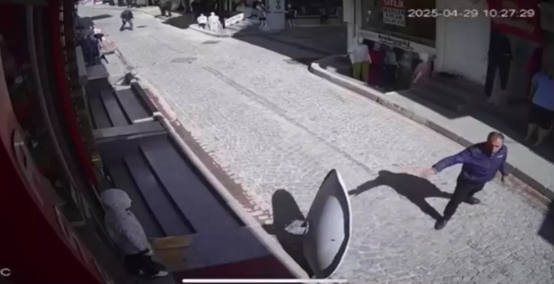 Yolda gedən şəxsin üstünə televiziya antenası düşdü