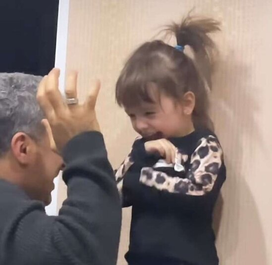 Əməkdar artistin nəvəsi ilə əyləncəli görüntüləri