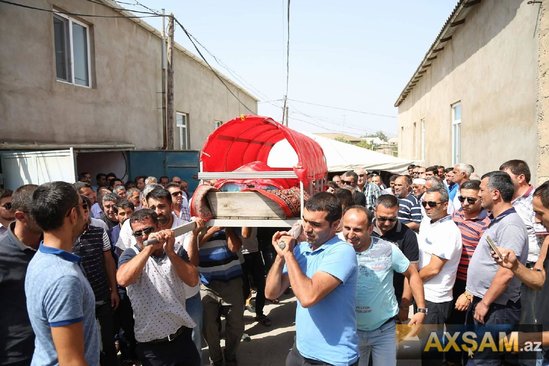 Məşhur meyxanaçımız Bayram Kürdəxanlı son mənzilə belə yola salındı -Dəfndən FOTOLAR