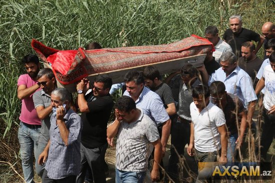 Məşhur meyxanaçımız Bayram Kürdəxanlı son mənzilə belə yola salındı -Dəfndən FOTOLAR