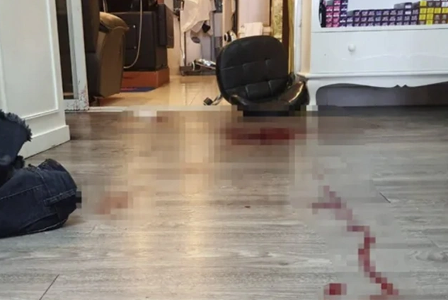 Gözəllik salonunda DƏHŞƏT: Kişi keçmiş arvadına 25 bıçaq zərbəsi vurdu