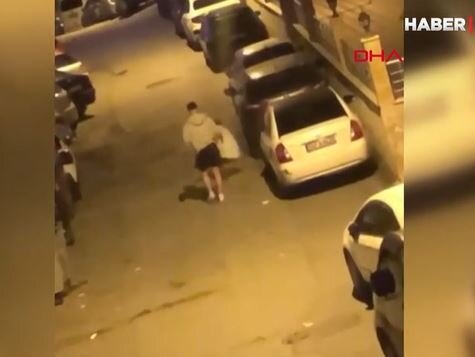 Küçənin ortasında qadını döydü - VİDEO