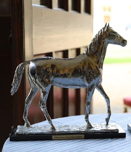 İlham Əliyevin hədiyyəsi Kraliça II Elizabetə təqdim olunub - FOTO/VİDEO