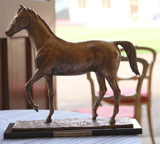 İlham Əliyevin hədiyyəsi Kraliça II Elizabetə təqdim olunub - FOTO/VİDEO