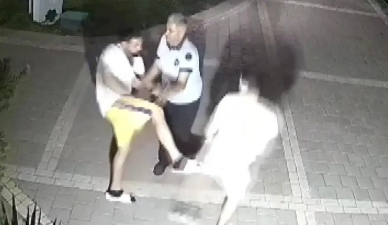 Binanın həyətində oğlu ilə dalaşan 13 yaşlı uşağı döydü - VİDEO