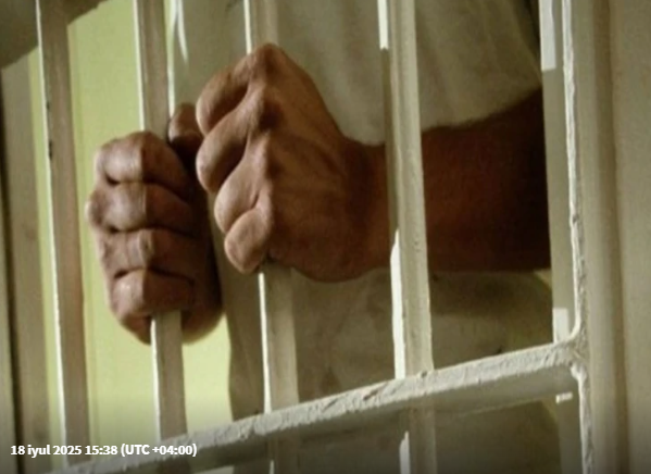 Bakıda ata həbsdəki oğluna qeyri-adi sovqat apardı