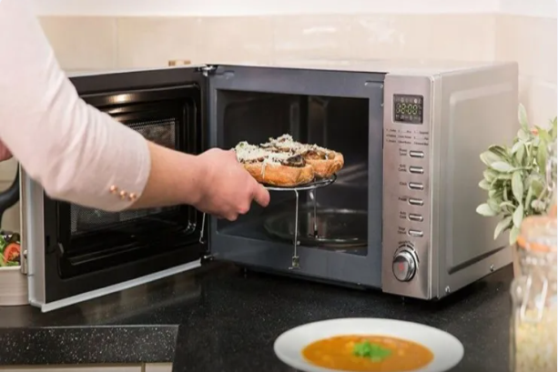 Mikrodalğalı sobadakı yeməkdə nə baş verir? - Alimlər izah edir