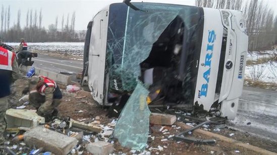 Azərbaycanda mikroavtobus aşdı: 10 yaralı - Siyahı