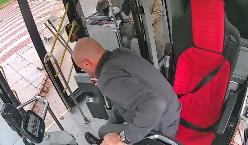 Yerə düşən bayrağı götürmək üçün avtobusu saxladı - VİDEO