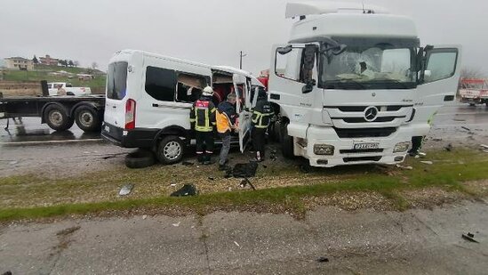 Mikroavtobus və yük maşını toqquşdu: 1 ölü, 4 yaralı