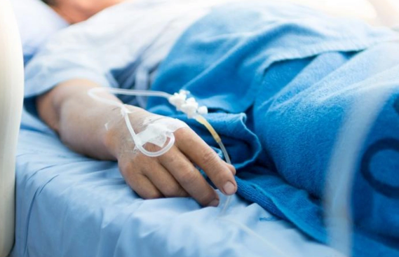 İspaniyada restoranda qazlı su içən kişinin daxili orqanları yandı