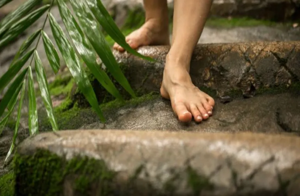 Tez-tez ayaqyalın gəzdikdə orqanizminizdə nələr baş verəcək?