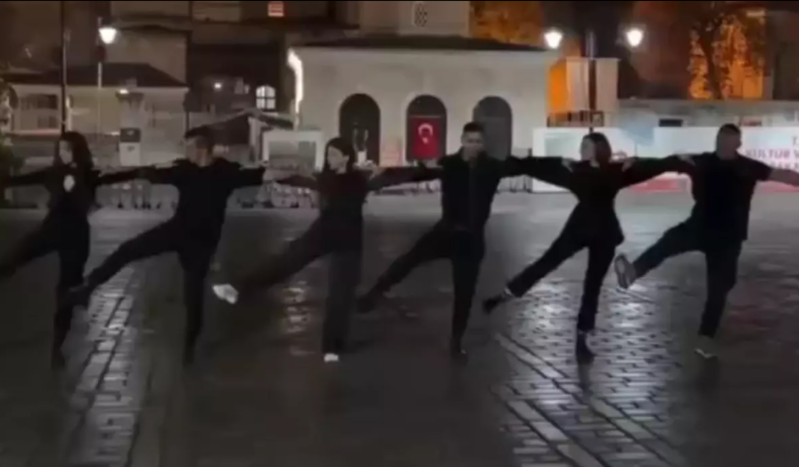 "Ayasofya" məscidinin önündə rəqs edən yunanlar tənqid edilir - VİDEO
