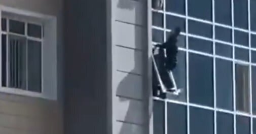 Azyaşlını xilas edən şəxsə iş adamı mənzil bağışladı - VİDEO