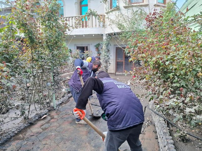 Keşlə qəsəbəsində kollektorun daşması nəticəsində yaranmış fəsadlar aradan qaldırılır