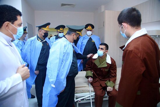 Zakir Həsənov yaralı hərbçilərimizlə görüşdü - FOTO