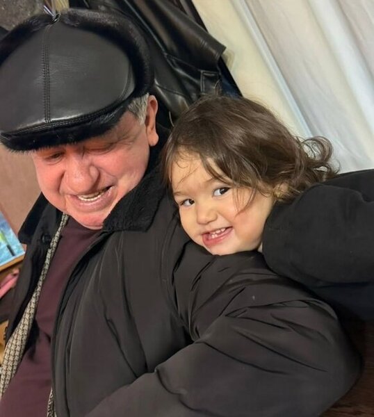 Emil qayınatası ilə qızının fotosunu yayımladı