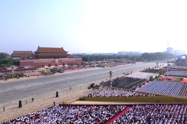 Prezident xanımı ilə Pekində parada qatıldı - Video