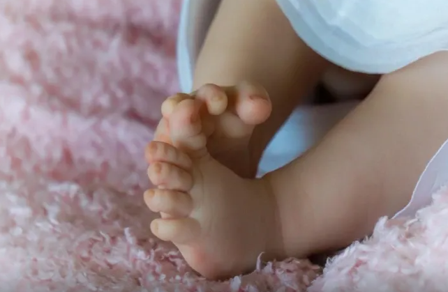 Sevgilisinin 10 aylıq körpəsini yerə çırpıb öldürdü