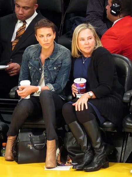 "Anam atamı öldürdü, ertəsi gün məni geyindirib məktəbə göndərdi" - Fotolar