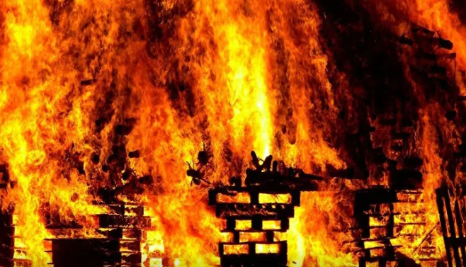 Qısqanc qadın keçmiş ərinin evinə OD VURDU