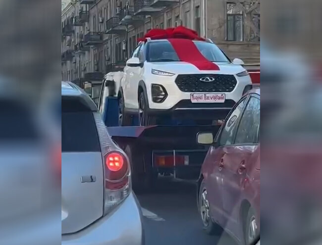 "Sevgililər günü"ndə xanıma verilən hədiyyə Bakıda müzakirə mövzusu oldu - VİDEO